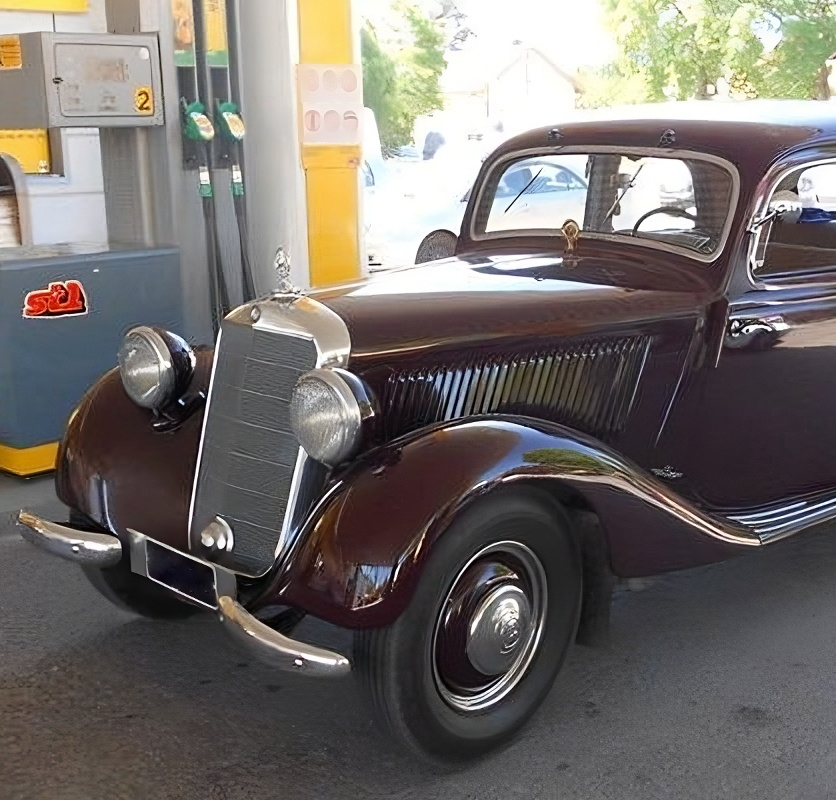 St1 Turun huoltoaseman pihalla vanha auto